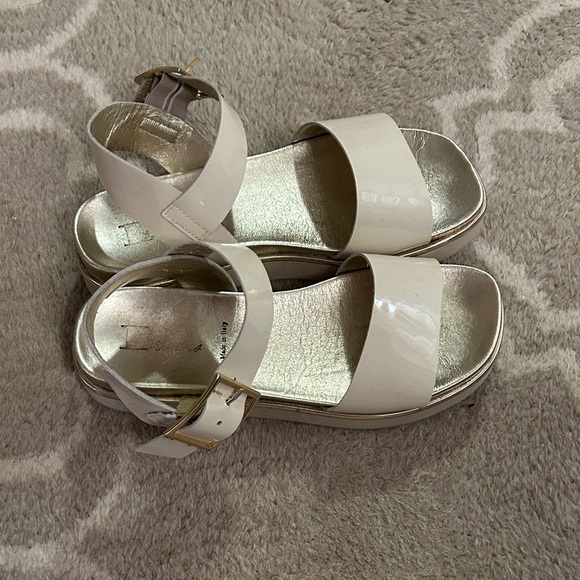 Stylish Cream Patent Browns Sandals, size 37/7 - Picture 3 of 7